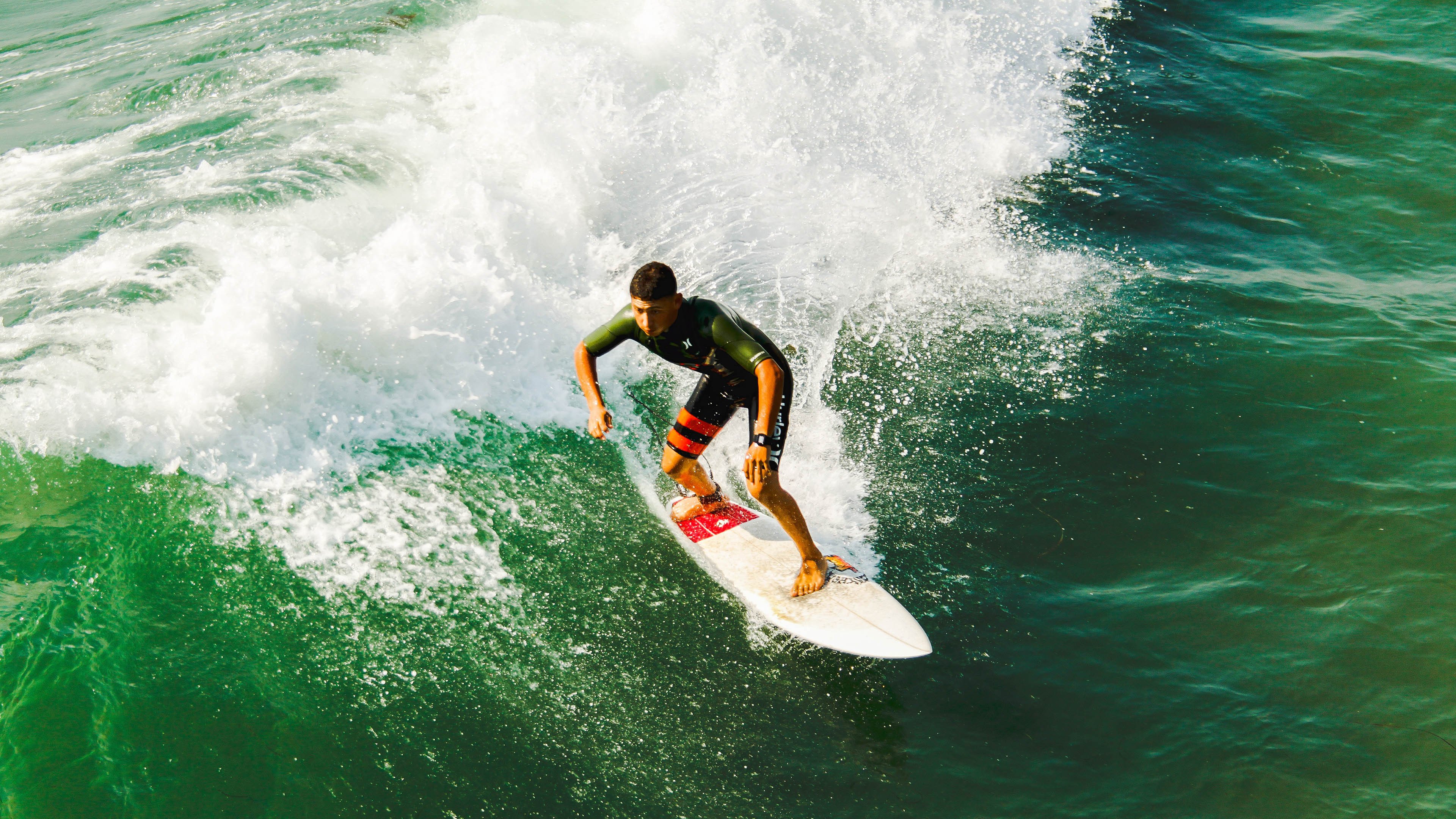 星夜归来,德布劳内首秀惊艳全场,湖人主场沸腾如海